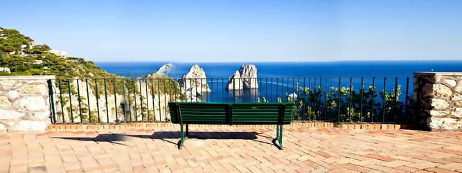 Trip Italien Reiseland - Capri ist eine blühende Insel mit weißen Gebäuden, die einen schönen Kontrast zum tiefen Blau des Meeres bilden. Die durchschnittlichen Frühlings- und Herbsttemperaturen liegen bei etwa 14°-16°C, die besten Reisemonate sind April, Mai, Juni, September und Oktober. Auch in den Wintermonaten sorgt das milde Klima für Wohlbefinden und eine üppige Vegetation. Die beliebtesten Orte für Capri Ferien, locken mit besten Angebote für Hotels und Ferienunterkünfte mit Werbeaktionen, Rabatten, Sonderangebote für Capri Urlaub buchen.