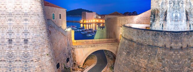 Trip Italien Stadt Urlaub - Dubrovnik - Einen Wahnsinns Panoramablick hat man von Dubrovniks Hausberg Srd. Empor geht’s ganz easy und entspannt, minutenschnell mit der Luftseilbahn. Für begeisterte GOT-Fans empfiehlt sich die speziell geführte Game-of-Thrones-Tour zu den bekanntesten Drehorten und Schauplätzen der erfolgreichen Kultserie, der Eiserne Thron ist auf der kleinen idyllischen Insel Lokrum zu bestaunen. Die beliebtesten Orte für Dubrovnik Ferien, locken mit besten Angebote für Hotels und Ferienunterkünfte mit Werbeaktionen, Rabatten, Sonderangebote für Dubrovnik Urlaub buchen. Reisedaten eingeben und Hotel Flug Mietwagen Attraktionen Taxis für eine Dubrovnik Reise flexibel buchen. Sollten sich die Pläne ändern, sind viele der Unterkünfte und Zimmer in Dubrovnik kostenfrei stornierbar.