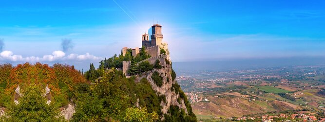 Trip Italien Urlaubsdestination - San Marino – Hol ihn dir – den heißbegehrten Einreise-Stempel von San Marino. Nimm deinen Reisepass, besuche die örtliche Tourismusbehörde, hier wird die kleine Trophäe in dein Reisedokument gestempelt, es sieht gut aus und ist eine supertolle Urlaubserinnerung. Dieses neue Trendy-Reiselust-Souvenir passt ausgezeichnet zu den anderen außergewöhnlichen Stempeln deiner vergangenen Reisen. San Marino ist ein sehr interessanter Zwergstaat, eine Enklave, vollständig von Italien umgeben, eine der ältesten bestehenden Republiken und eines der reichsten Länder der Welt. Die beliebtesten Orte für Ferien in San Marino, locken mit besten Angebote für Hotels und Ferienunterkünfte mit Werbeaktionen, Rabatten, Sonderangebote für San Marino Urlaub buchen.